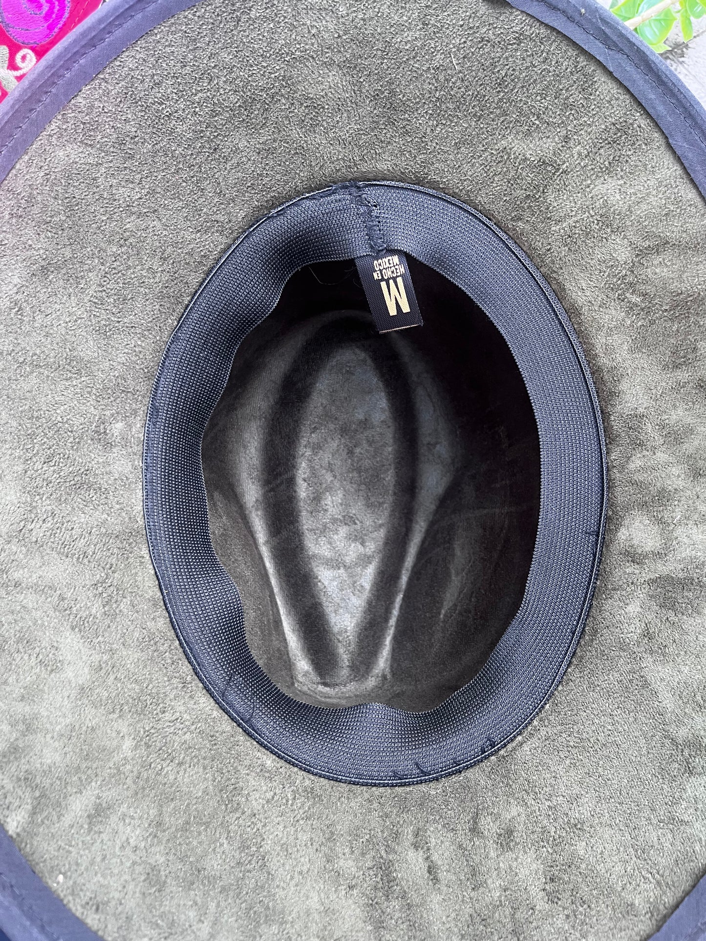 Artesanal Embroidered Suede Hat – Floral Artisan Design